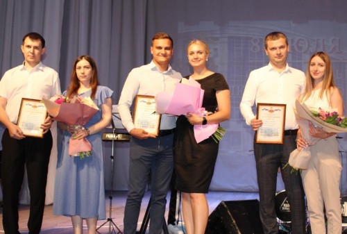 В преддверии Дня семьи, любви и верности в УМВД России по Оренбургской области организовали праздничный концерт для полицейских семей   В УМВД России по Оренбургской области ежегодно проводятся мероприятия, посвященные Дню семьи, любви и верности. Накануне церемония прошла в ДК «Молодежный» областного центра, куда были приглашены  молодые полицейские семьи, которые заключили брак в этом году. Приглашенных поздравил врио заместителя начальника регионального УМВД Иван Капков. Парам вручили памятные дипломы, а представительницам прекрасного пола - букеты цветов. После этого для гостей был организован праздничный концерт