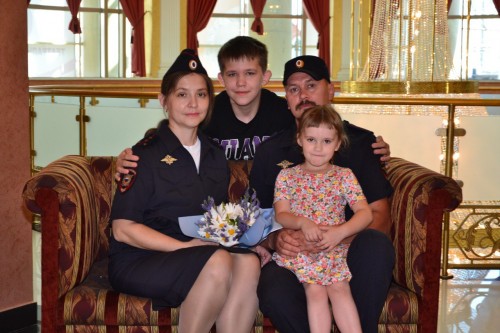 Председатель Общественного совета УМВД сделал подарок семье полицейских в драмтеатре