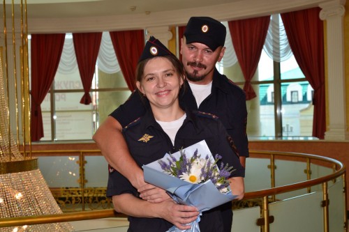 Председатель Общественного совета УМВД сделал подарок семье полицейских в драмтеатре