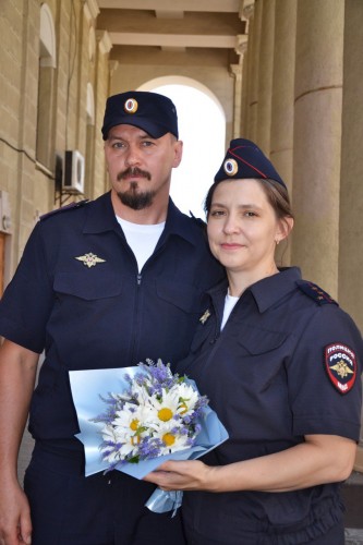 Председатель Общественного совета УМВД сделал подарок семье полицейских в драмтеатре