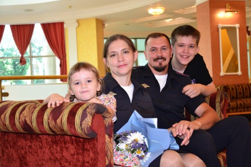 Председатель Общественного совета УМВД сделал подарок семье полицейских в драмтеатре
