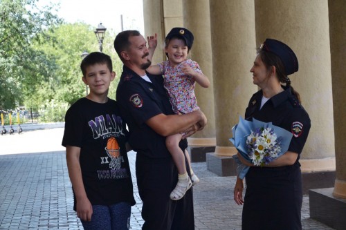Председатель Общественного совета УМВД сделал подарок семье полицейских в драмтеатре