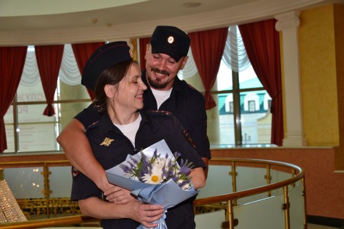 Председатель Общественного совета УМВД сделал подарок семье полицейских в драмтеатре