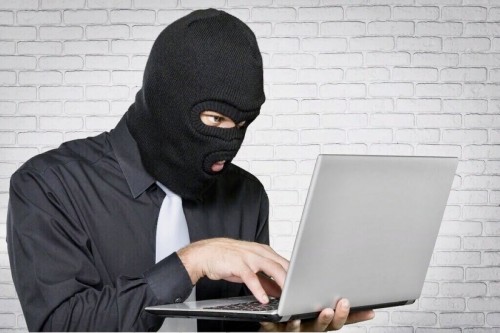 Заместитель директора гимназии города при попытке заработать на бирже потеряла  более 185 000  рублей