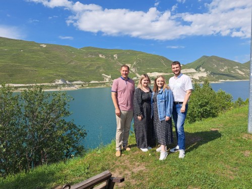 Ответственный секретарь Общественного совета УМВД РФ по Оренбургской области Сергей Семенов провел экспертизу социально значимых проектов на Всероссийском спортивно-туристическом фестивале «Open Chechnya» Местом проведения стала спортивно-туристическая база «Кезеной-Ам», расположенная на берегу одноименного озера – самого большого по площади водоема Большого Кавказа, находящегося на границе Веденского района Чеченской Республики и Ботлихского района Дагестана, на южном склоне Андийского хребта, на высоте более 1 800 метров над уровнем моря. Мероприятие объединило более 200 участников из числа студенческой молодежи и активистов молодежных общественных организаций из 62 регионов страны. Трехдневная программа фестиваля включала в себя тренинги по развитию и популяризация внутреннего туризма, туристические квесты, спортивные игры и пеший поход в сопровождении гида, который познакомил молодежь с историей местности. Рядом с озером Кезеной-Ам находится аул Хой, на территории которого расположился Хойский историко-архитектурный комплекс. В рамках форума также прошел Всероссийский конкурс молодежных проектов. В течение двух дней работала экспертная комиссия в составе трех человек. Согласно приказу № 36 от 3 февраля 2023 года Федерального агентства по делам молодежи (Росмолодежь) «Об утверждении персонального состава экспертного совета Всероссийского конкурса молодежных проектов» Сергей Семенов входит в состав экспертного совета Всероссийского конкурса молодежных проектов. По итогам публичной защиты и анализа проектных заявок комиссией был сформирован список проектов-победителей на присуждение грантовых средств на общую сумму более 4 млн рублей. В их числе проекты: "Многофункциональная площадка по подготовке волонтеров для поисково-спасательных операций «Поиск-зона», «Программа "Стоп ДТП», "Фестиваль армрестлинга", «Всероссийский форум молодых педагогов «Учитель создает нацию!» - А.А Кадыров» и другие. «Участники фестиваля — представители молодежи России, которой не безразличны проблемы дорожно-транспортных происшествий и их профилактика, поиск пропавших людей и обучение поведению в чрезвычайных ситуация; они активно занимаются спортом: от армрестлинга до шахмат, готовы принимать решение о едином подходе в педагогическом труде - все это очень важно для гармоничного развития регионов и страны в целом», - отметил Сергей Семенов в завершение публичной защиты проектов. Ответственный секретарь Общественного совета УМВД РФ по Оренбургской области Сергей Семенов провел экспертизу социально значимых проектов на Всероссийском спортивно-туристическом фестивале «Open Chechnya» Местом проведения стала спортивно-туристическая база «Кезеной-Ам», расположенная на берегу одноименного озера – самого большого по площади водоема Большого Кавказа, находящегося на границе Веденского района Чеченской Республики и Ботлихского района Дагестана, на южном склоне Андийского хребта, на высоте более 1 800 метров над уровнем моря. Мероприятие объединило более 200 участников из числа студенческой молодежи и активистов молодежных общественных организаций из 62 регионов страны. Трехдневная программа фестиваля включала в себя тренинги по развитию и популяризация внутреннего туризма, туристические квесты, спортивные игры и пеший поход в сопровождении гида, который познакомил молодежь с историей местности. Рядом с озером Кезеной-Ам находится аул Хой, на территории которого расположился Хойский историко-архитектурный комплекс. В рамках форума также прошел Всероссийский конкурс молодежных проектов. В течение двух дней работала экспертная комиссия в составе трех человек. Согласно приказу № 36 от 3 февраля 2023 года Федерального агентства по делам молодежи (Росмолодежь) «Об утверждении персонального состава экспертного совета Всероссийского конкурса молодежных проектов» Сергей Семенов входит в состав экспертного совета Всероссийского конкурса молодежных проектов. По итогам публичной защиты и анализа проектных заявок комиссией был сформирован список проектов-победителей на присуждение грантовых средств на общую сумму более 4 млн рублей. В их числе проекты: "Многофункциональная площадка по подготовке волонтеров для поисково-спасательных операций «Поиск-зона», «Программа "Стоп ДТП», "Фестиваль армрестлинга", «Всероссийский форум молодых педагогов «Учитель создает нацию!» - А.А Кадыров» и другие. «Участники фестиваля — представители молодежи России, которой не безразличны проблемы дорожно-транспортных происшествий и их профилактика, поиск пропавших людей и обучение поведению в чрезвычайных ситуация; они активно занимаются спортом: от армрестлинга до шахмат, готовы принимать решение о едином подходе в педагогическом труде - все это очень важно для гармоничного развития регионов и страны в целом», - отметил Сергей Семенов в завершение публичной защиты проектов.