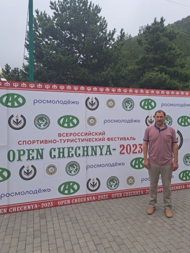 Ответственный секретарь Общественного совета УМВД РФ по Оренбургской области Сергей Семенов провел экспертизу социально значимых проектов на Всероссийском спортивно-туристическом фестивале «Open Chechnya» Местом проведения стала спортивно-туристическая база «Кезеной-Ам», расположенная на берегу одноименного озера – самого большого по площади водоема Большого Кавказа, находящегося на границе Веденского района Чеченской Республики и Ботлихского района Дагестана, на южном склоне Андийского хребта, на высоте более 1 800 метров над уровнем моря. Мероприятие объединило более 200 участников из числа студенческой молодежи и активистов молодежных общественных организаций из 62 регионов страны. Трехдневная программа фестиваля включала в себя тренинги по развитию и популяризация внутреннего туризма, туристические квесты, спортивные игры и пеший поход в сопровождении гида, который познакомил молодежь с историей местности. Рядом с озером Кезеной-Ам находится аул Хой, на территории которого расположился Хойский историко-архитектурный комплекс. В рамках форума также прошел Всероссийский конкурс молодежных проектов. В течение двух дней работала экспертная комиссия в составе трех человек. Согласно приказу № 36 от 3 февраля 2023 года Федерального агентства по делам молодежи (Росмолодежь) «Об утверждении персонального состава экспертного совета Всероссийского конкурса молодежных проектов» Сергей Семенов входит в состав экспертного совета Всероссийского конкурса молодежных проектов. По итогам публичной защиты и анализа проектных заявок комиссией был сформирован список проектов-победителей на присуждение грантовых средств на общую сумму более 4 млн рублей. В их числе проекты: "Многофункциональная площадка по подготовке волонтеров для поисково-спасательных операций «Поиск-зона», «Программа "Стоп ДТП», "Фестиваль армрестлинга", «Всероссийский форум молодых педагогов «Учитель создает нацию!» - А.А Кадыров» и другие. «Участники фестиваля — представители молодежи России, которой не безразличны проблемы дорожно-транспортных происшествий и их профилактика, поиск пропавших людей и обучение поведению в чрезвычайных ситуация; они активно занимаются спортом: от армрестлинга до шахмат, готовы принимать решение о едином подходе в педагогическом труде - все это очень важно для гармоничного развития регионов и страны в целом», - отметил Сергей Семенов в завершение публичной защиты проектов. Ответственный секретарь Общественного совета УМВД РФ по Оренбургской области Сергей Семенов провел экспертизу социально значимых проектов на Всероссийском спортивно-туристическом фестивале «Open Chechnya» Местом проведения стала спортивно-туристическая база «Кезеной-Ам», расположенная на берегу одноименного озера – самого большого по площади водоема Большого Кавказа, находящегося на границе Веденского района Чеченской Республики и Ботлихского района Дагестана, на южном склоне Андийского хребта, на высоте более 1 800 метров над уровнем моря. Мероприятие объединило более 200 участников из числа студенческой молодежи и активистов молодежных общественных организаций из 62 регионов страны. Трехдневная программа фестиваля включала в себя тренинги по развитию и популяризация внутреннего туризма, туристические квесты, спортивные игры и пеший поход в сопровождении гида, который познакомил молодежь с историей местности. Рядом с озером Кезеной-Ам находится аул Хой, на территории которого расположился Хойский историко-архитектурный комплекс. В рамках форума также прошел Всероссийский конкурс молодежных проектов. В течение двух дней работала экспертная комиссия в составе трех человек. Согласно приказу № 36 от 3 февраля 2023 года Федерального агентства по делам молодежи (Росмолодежь) «Об утверждении персонального состава экспертного совета Всероссийского конкурса молодежных проектов» Сергей Семенов входит в состав экспертного совета Всероссийского конкурса молодежных проектов. По итогам публичной защиты и анализа проектных заявок комиссией был сформирован список проектов-победителей на присуждение грантовых средств на общую сумму более 4 млн рублей. В их числе проекты: "Многофункциональная площадка по подготовке волонтеров для поисково-спасательных операций «Поиск-зона», «Программа "Стоп ДТП», "Фестиваль армрестлинга", «Всероссийский форум молодых педагогов «Учитель создает нацию!» - А.А Кадыров» и другие. «Участники фестиваля — представители молодежи России, которой не безразличны проблемы дорожно-транспортных происшествий и их профилактика, поиск пропавших людей и обучение поведению в чрезвычайных ситуация; они активно занимаются спортом: от армрестлинга до шахмат, готовы принимать решение о едином подходе в педагогическом труде - все это очень важно для гармоничного развития регионов и страны в целом», - отметил Сергей Семенов в завершение публичной защиты проектов.