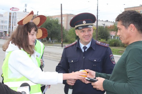 В рамках Всероссийской недели безопасности дорожного движения сотрудники Госавтоинспекции МУ МВД России «Орское» провели информационно-пропагандистскую акцию «Витамин в дорогу». В рамках Всероссийской недели безопасности дорожного движения сотрудники Госавтоинспекции МУ МВД России «Орское» провели информационно-пропагандистскую акцию «Витамин в дорогу».