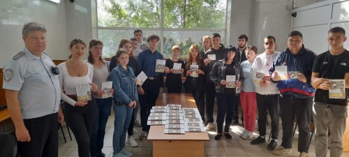 Сотрудники отделения регистрации РЭО ГИБДД провели акцию «Навыки для жизни!» Сотрудники отделения регистрации РЭО ГИБДД провели акцию «Навыки для жизни!»