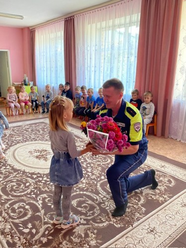 Инспектор ОГИБДД ОМВД России по Саракташскому району в «Единый день БДД» встретился с воспитанниками детского сада и третьеклассниками СОШ № 1 Инспектор ОГИБДД ОМВД России по Саракташскому району в «Единый день БДД» встретился с воспитанниками детского сада и третьеклассниками СОШ № 1