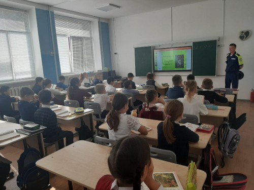 Инспектор ОГИБДД ОМВД России по Саракташскому району в «Единый день БДД» встретился с воспитанниками детского сада и третьеклассниками СОШ № 1 Инспектор ОГИБДД ОМВД России по Саракташскому району в «Единый день БДД» встретился с воспитанниками детского сада и третьеклассниками СОШ № 1