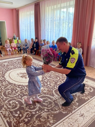 Инспектор ОГИБДД ОМВД России по Саракташскому району в «Единый день БДД» встретился с воспитанниками детского сада и третьеклассниками СОШ № 1 Инспектор ОГИБДД ОМВД России по Саракташскому району в «Единый день БДД» встретился с воспитанниками детского сада и третьеклассниками СОШ № 1