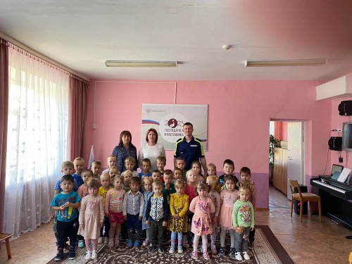 Инспектор ОГИБДД ОМВД России по Саракташскому району в «Единый день БДД» встретился с воспитанниками детского сада и третьеклассниками СОШ № 1 Инспектор ОГИБДД ОМВД России по Саракташскому району в «Единый день БДД» встретился с воспитанниками детского сада и третьеклассниками СОШ № 1