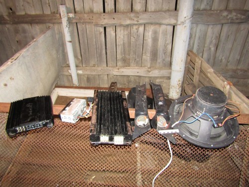 Участковые уполномоченные полиции по горячим следам задержали жителей Первомайского района, подозреваемых в краже из автомобиля