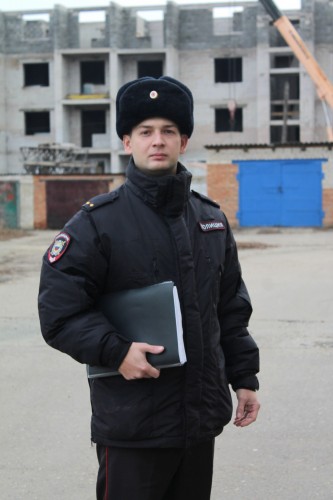 Участковый уполномоченный полиции разбирается в несчастном случае, произошедшем с мигрантом на стройке