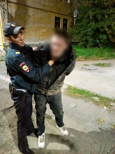 Сотрудники полиции Новотроицка по горячим следам задержали подозреваемого в разбойном нападении на местную жительницу