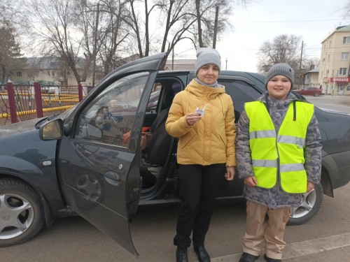    Дети раздали водителям бумажных журавликов в память о жертвах ДТП   