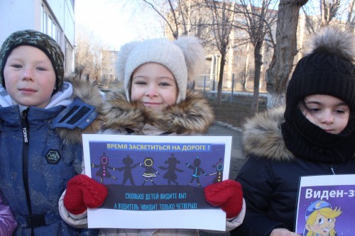 Сотрудники Госавтоинспекции провели информационно-пропагандистскую акцию «Маленький, но заметный!» Сотрудники Госавтоинспекции провели информационно-пропагандистскую акцию «Маленький, но заметный!»
