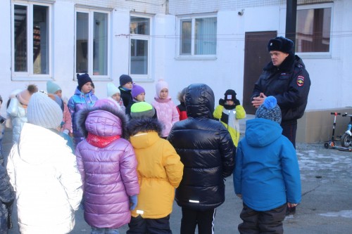 Сотрудники Госавтоинспекции провели информационно-пропагандистскую акцию «Маленький, но заметный!» Сотрудники Госавтоинспекции провели информационно-пропагандистскую акцию «Маленький, но заметный!»