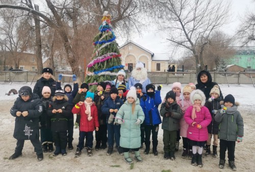 Госавтоинспекторы Соль-Илецка на открытии ёлок говорят детям о правилах поведения на дорогах Госавтоинспекторы Соль-Илецка на открытии ёлок говорят детям о правилах поведения на дорогах