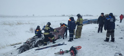 Сотрудники полиции работают на месте ДТП в Соль-Илецком городском округе Оренбургской области Сотрудники полиции работают на месте ДТП в Соль-Илецком городском округе Оренбургской области