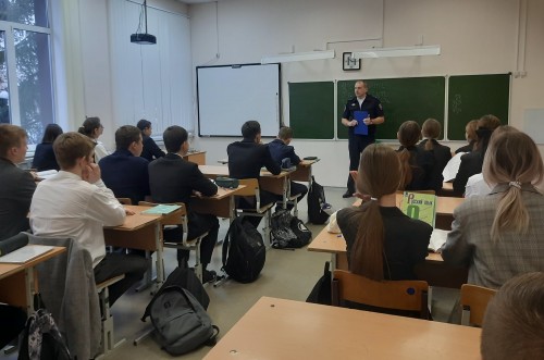 В Абдулино госавтоинспектор провел профилактические беседы со школьниками и учителями