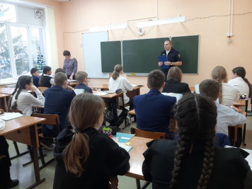 В Абдулино госавтоинспектор провел профилактические беседы со школьниками и учителями