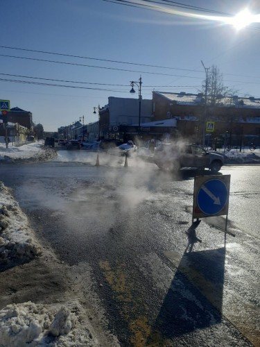 В Оренбурге заделывают ямы на проезжей части дорог