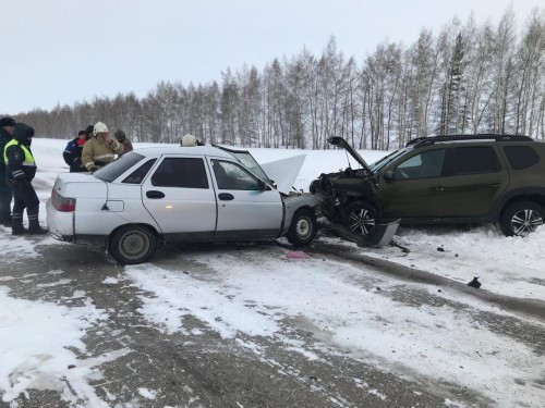Сотрудники Госавтоинспекции устанавливают обстоятельства ДТП с пострадавшими Сотрудники Госавтоинспекции устанавливают обстоятельства ДТП с пострадавшими
