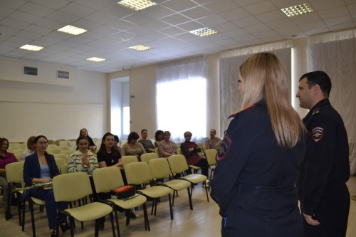В Оренбурге полицейские наградили местную учительницу, вернувшую пакет с золотыми и серебряными изделиями на сумму 419 000 рублей В Оренбурге полицейские наградили местную учительницу, вернувшую пакет с золотыми и серебряными изделиями на сумму 419 000 рублей