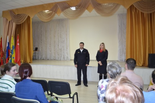 В Оренбурге полицейские наградили местную учительницу, вернувшую пакет с золотыми и серебряными изделиями на сумму 419 000 рублей В Оренбурге полицейские наградили местную учительницу, вернувшую пакет с золотыми и серебряными изделиями на сумму 419 000 рублей