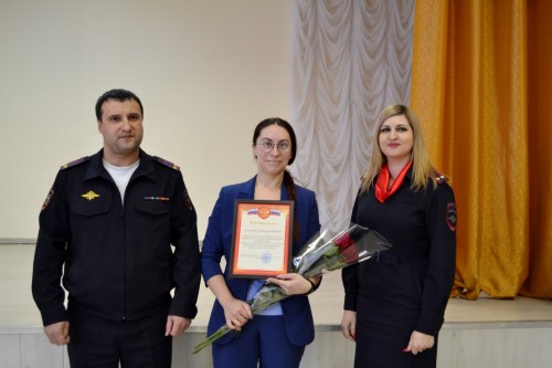 В Оренбурге полицейские наградили местную учительницу, вернувшую пакет с золотыми и серебряными изделиями на сумму 419 000 рублей В Оренбурге полицейские наградили местную учительницу, вернувшую пакет с золотыми и серебряными изделиями на сумму 419 000 рублей