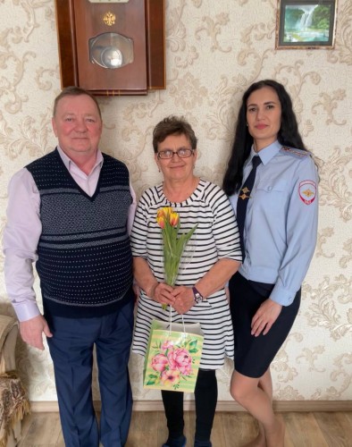 Сотрудники полиции Бузулука поздравили с праздником весны матерей и жен сотрудников ОВД,  погибших при исполнении служебных обязанностей