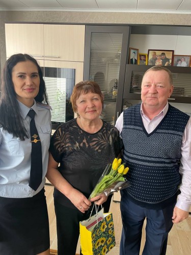 Сотрудники полиции Бузулука поздравили с праздником весны матерей и жен сотрудников ОВД,  погибших при исполнении служебных обязанностей