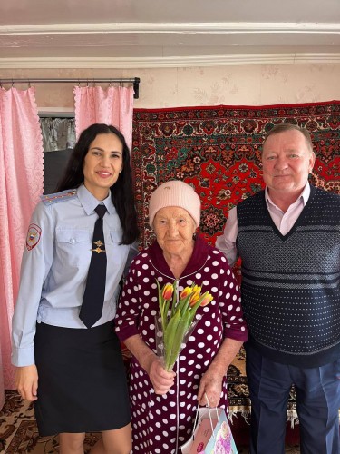 Сотрудники полиции Бузулука поздравили с праздником весны матерей и жен сотрудников ОВД,  погибших при исполнении служебных обязанностей