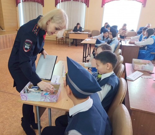 Сотрудники Госавтоинспекции Соль-Илецка и общественники побывали в качестве членов жюри на конкурсах, посвящённых ПДД Сотрудники Госавтоинспекции Соль-Илецка и общественники побывали в качестве членов жюри на конкурсах, посвящённых ПДД