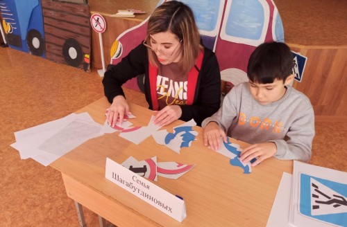 Сотрудники Госавтоинспекции Соль-Илецка и общественники побывали в качестве членов жюри на конкурсах, посвящённых ПДД Сотрудники Госавтоинспекции Соль-Илецка и общественники побывали в качестве членов жюри на конкурсах, посвящённых ПДД