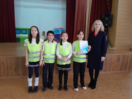 Сотрудники Госавтоинспекции Соль-Илецка и общественники побывали в качестве членов жюри на конкурсах, посвящённых ПДД Сотрудники Госавтоинспекции Соль-Илецка и общественники побывали в качестве членов жюри на конкурсах, посвящённых ПДД