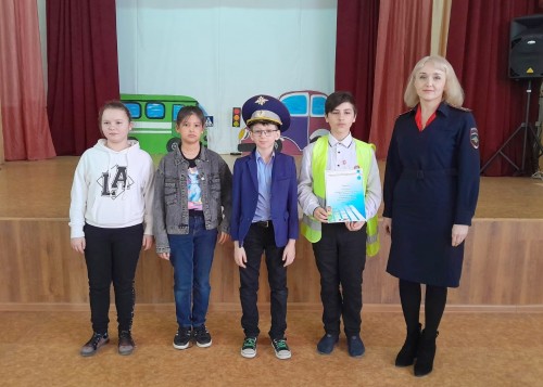 Сотрудники Госавтоинспекции Соль-Илецка и общественники побывали в качестве членов жюри на конкурсах, посвящённых ПДД Сотрудники Госавтоинспекции Соль-Илецка и общественники побывали в качестве членов жюри на конкурсах, посвящённых ПДД