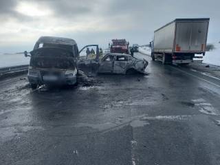 Полицейские разбираются в обстоятельствах ДТП с возгоранием двух автомобилей на трассе М5