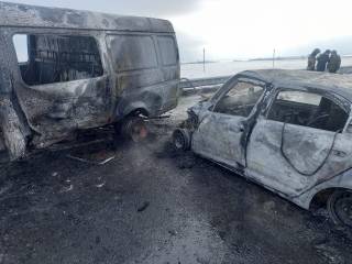 Полицейские разбираются в обстоятельствах ДТП с возгоранием двух автомобилей на трассе М5