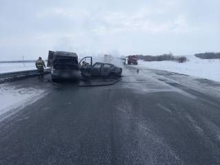 Полицейские разбираются в обстоятельствах ДТП с возгоранием двух автомобилей на трассе М5