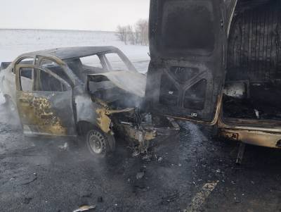 Полицейские разбираются в обстоятельствах ДТП с возгоранием двух автомобилей на трассе М5