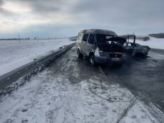 Полицейские разбираются в обстоятельствах ДТП с возгоранием двух автомобилей на трассе М5