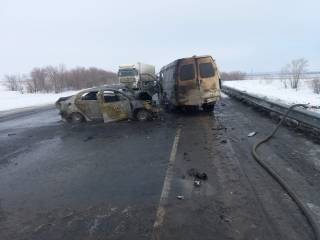 Полицейские разбираются в обстоятельствах ДТП с возгоранием двух автомобилей на трассе М5