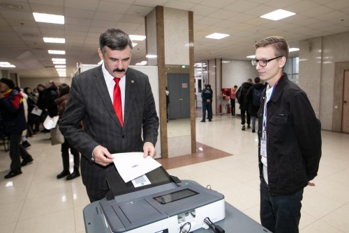 Ректор ОГУ Сергей Мирошников принял участие в выборах 