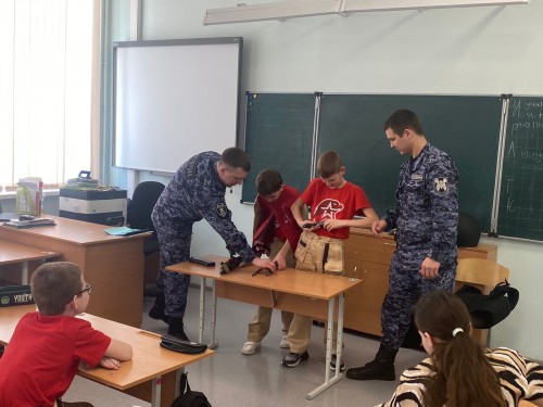 Росгвардейцы провели урок мужества с учащимися школы «Ясень» Оренбургского района Росгвардейцы провели урок мужества с учащимися школы «Ясень» Оренбургского района