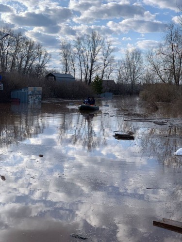 Из СНТ Соловушка начали эвакуировать людей Из СНТ Соловушка начали эвакуировать людей