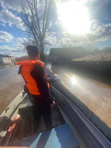 Полицейские Оренбуржья обеспечивают прохождение паводка