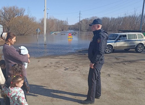 Полицейские Оренбуржья обеспечивают прохождение паводка