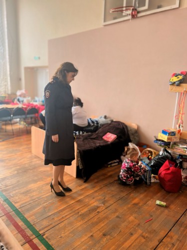 В Оренбургской области сотрудники полиции несут службу в пунктах временного размещения граждан